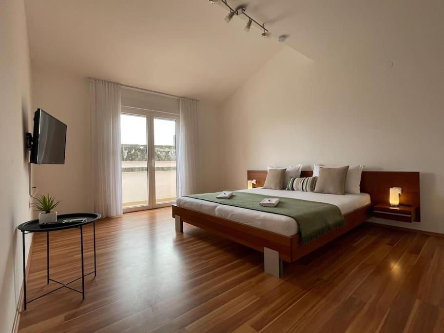 Apartman Apricot - Stilvolles Grosses Haus Mit Kuehlem Garagenparkplatz