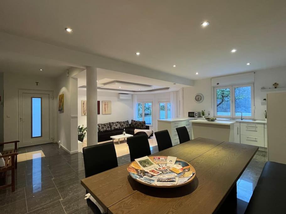 Apartman Apricot - Stilvolles Grosses Haus Mit Kuehlem Garagenparkplatz